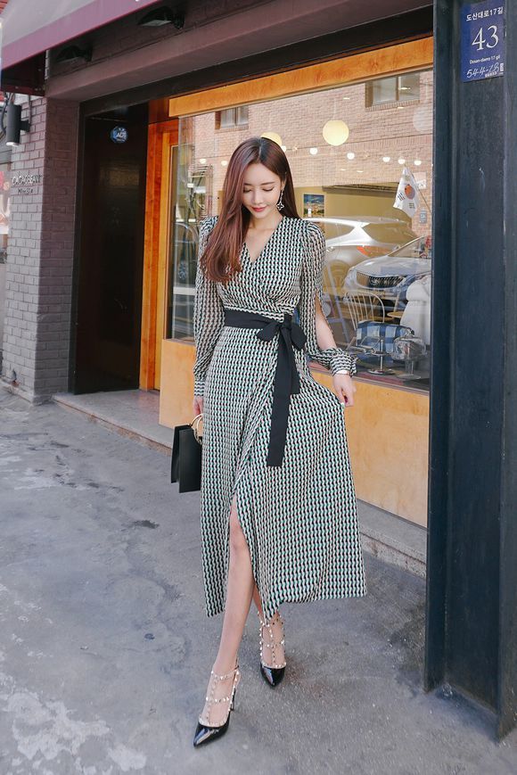 女神孙允珠，果绿流萤麻花串色丝绸长礼裙