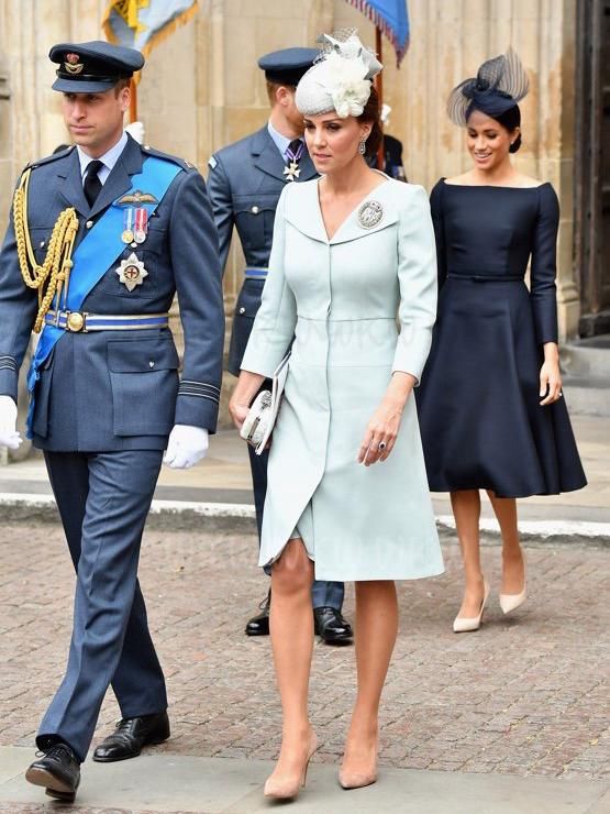 梅根同框凯特王妃,穿条一字肩连衣裙,网友:这回不输嫂子了!