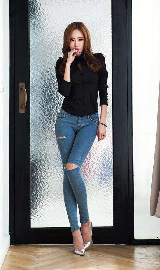 路人街拍,林心如好姐妹许玮甯晒靓照,深V吊带装大长腿很抢镜