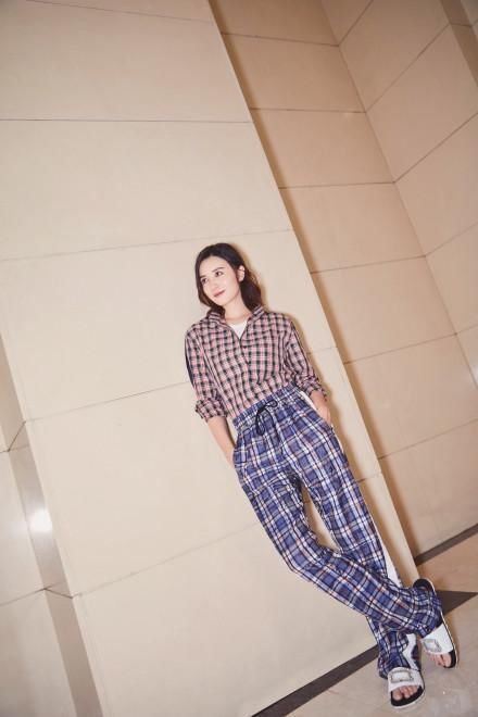 宋佳这裙子把大腿收的还能走路吗?网友:别说走路,坐下都难!