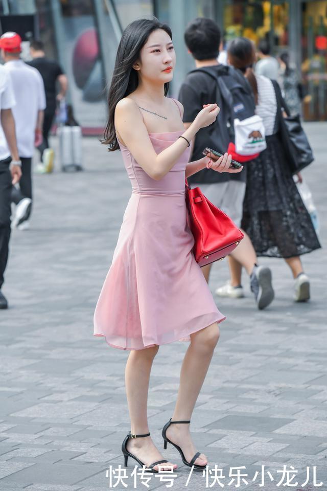  「小姐姐」等待一秒钟入夏？茫茫裙海之中的这条裙子，让你性感又显腿长！
