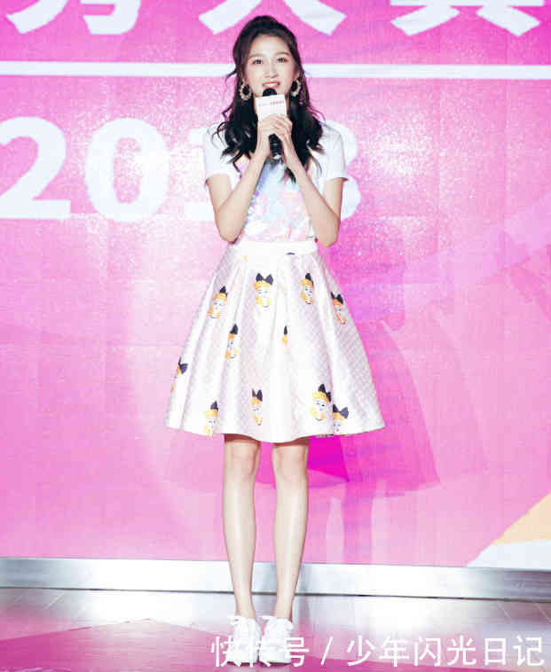 关晓彤终于穿对了，穿得越简单越美，牛仔裤完美凹出大长腿！