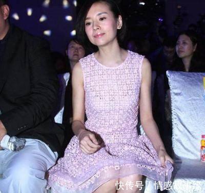 41岁赵薇同框37岁董洁，只差4岁，竟一个大妈，一个少女