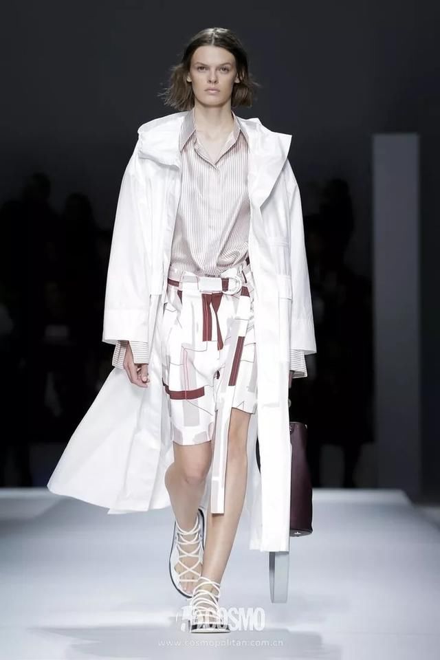 T型台｜艾玛罗伯茨这一身真好看，不过这是去看秀还是去上班？