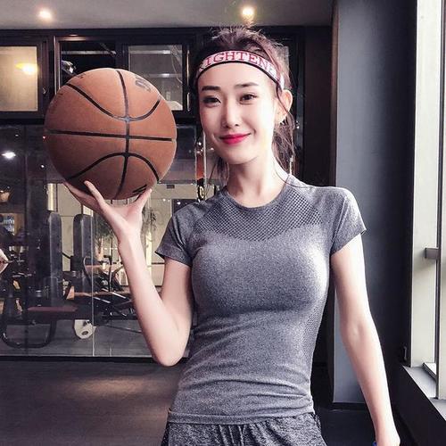 “蜜桃裤”早落伍了!今年流行这样的瑜伽服,凸显S曲线