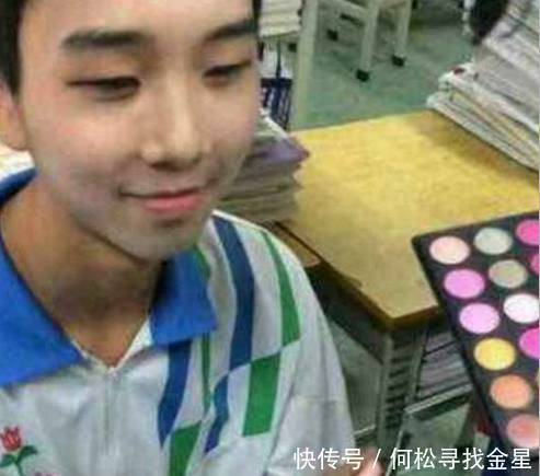 16岁男学生被化妆成这个样子，连班主任和女同学都看傻眼了！