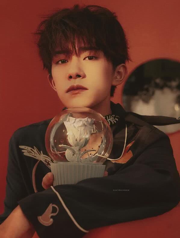 易烊千玺吻戏是虚假消息，已经被辟谣，网友：这不是青春偶像片！