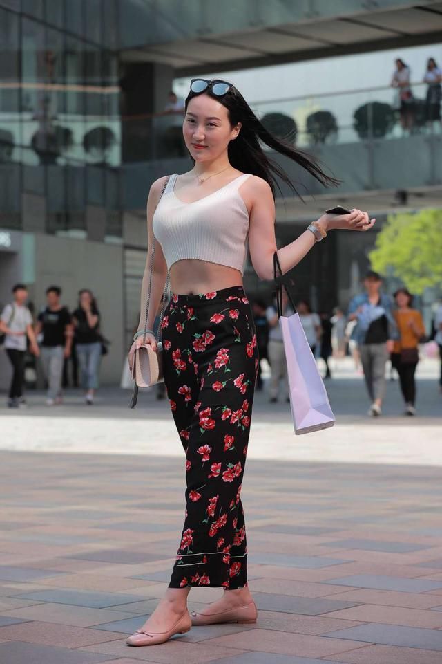 路人街拍：粉色连衣裙美女玩自拍，清纯靓丽好气质