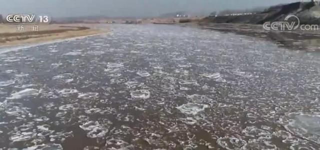  「公里」黄河宁夏段出现流凌景观 白色流凌密集“绽放”绵延51公