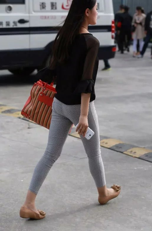 会穿搭的小姐姐，长相十分的清纯甜美