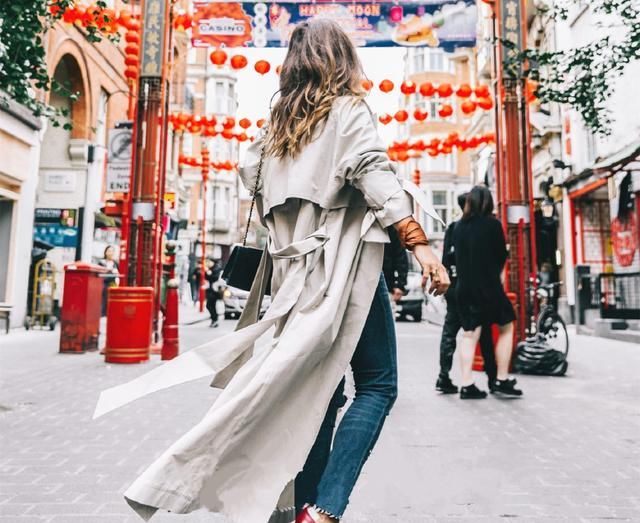 别再愁秋天穿什么啦,18年风衣流行这么搭,第二种简单又好看