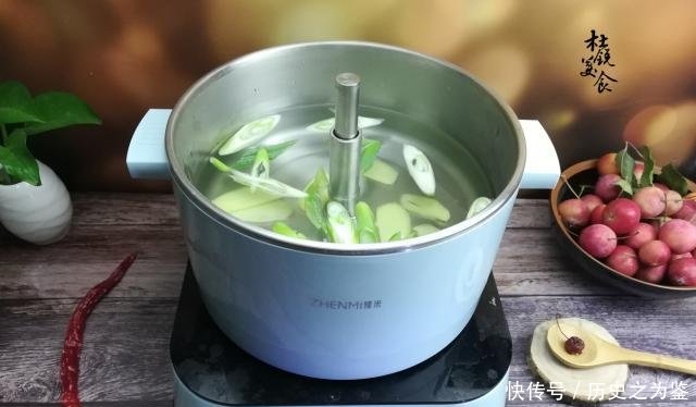  万能@蒸着吃的火锅，没听说过吧，还别不信，更有万能清汤锅底调配！