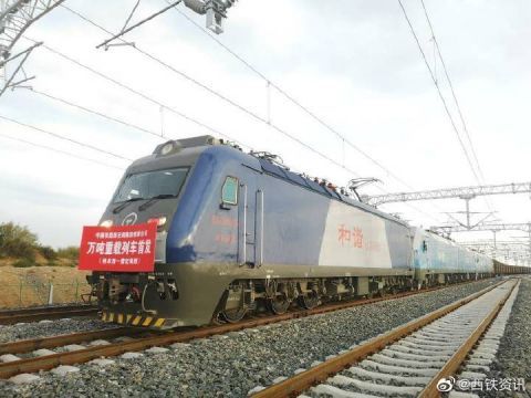  西安@陕西首趟万吨重载列车开行 西安局集团有限公司步入“万吨