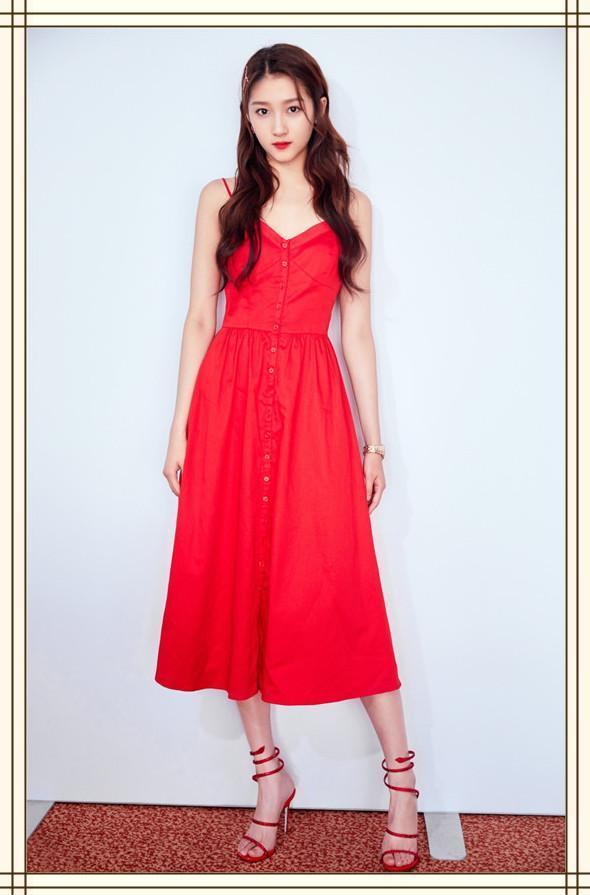 关晓彤真拼！这么的长腿还穿如此短的热裤，网友：难怪一直用包挡