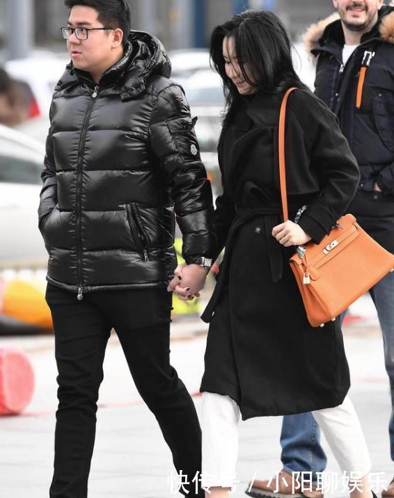 「搭配」街拍:身材苗条的美女,一条浅灰色的连衣裙,女神魅力十足