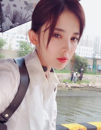 古力娜扎近照认不出,面容精致像“假人”,网友:网红脸的高级版