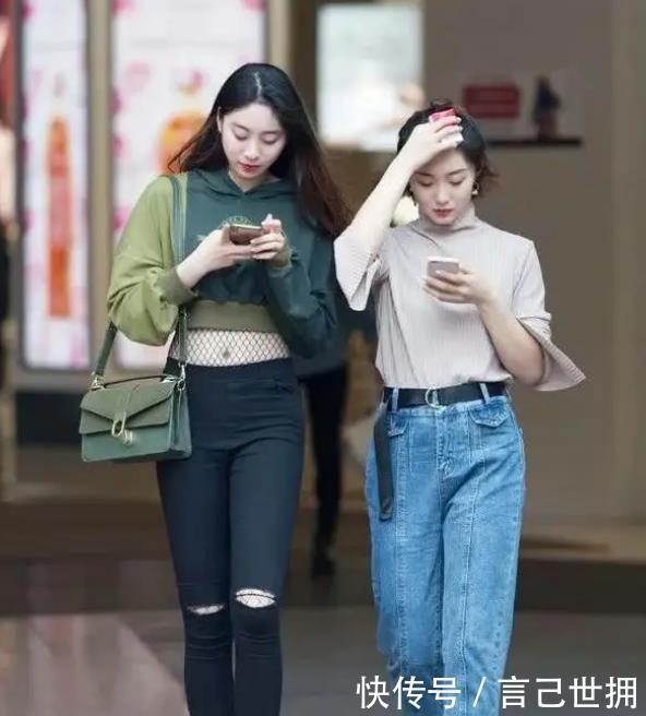  「美女」街拍：软玉温香的美女，一件米色开衫配灰色短裙，时尚美丽大方