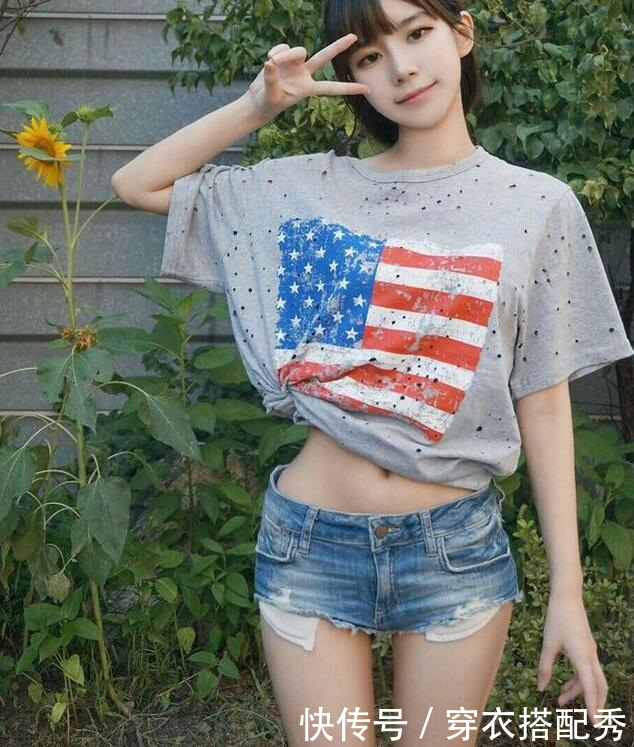 凹凸有致的牛仔短裤裤美女，秀出完美腿型，回头率十足！