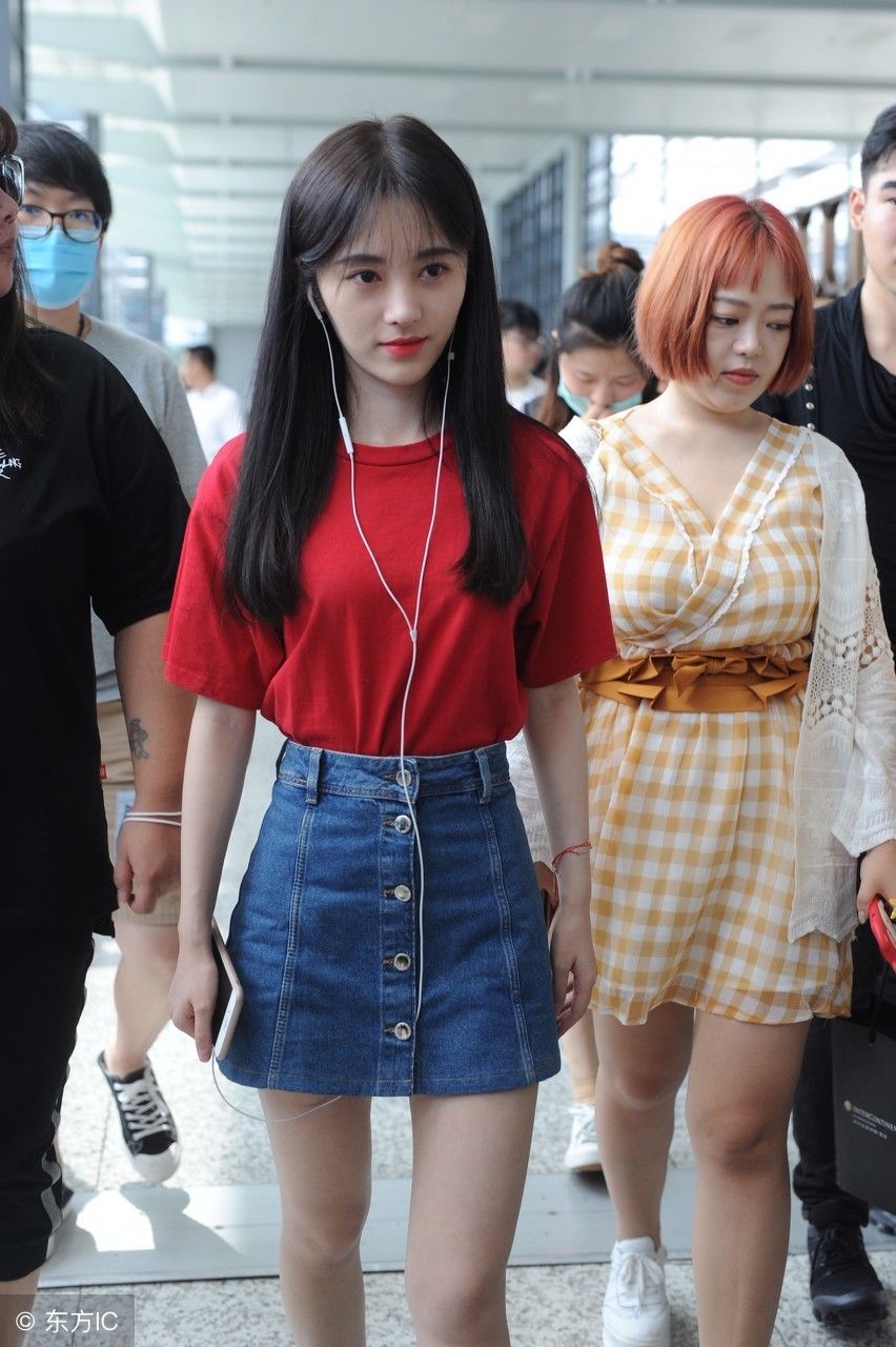 千年美女鞠婧祎红色T恤牛仔短裤，却被一旁波波头小姐姐抢镜了