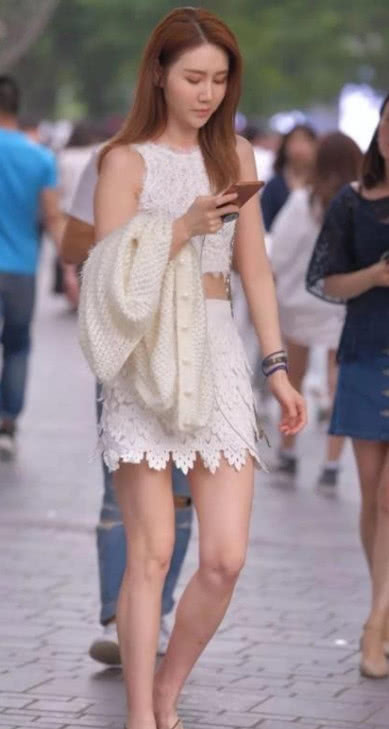时尚小姐姐蕾丝包臀裙尽显小女人儿味，一双玉腿很吸睛