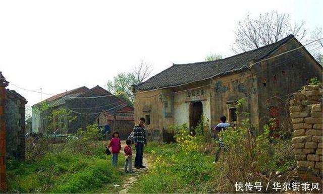 母亲大早上出门,天黑后回家身上一股怪味,女儿