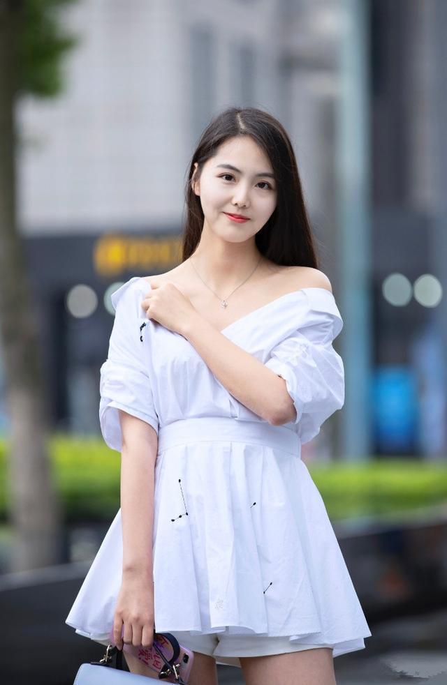 路人街拍，小姐姐下身搭配紫色紧身的裙子，很有女人味