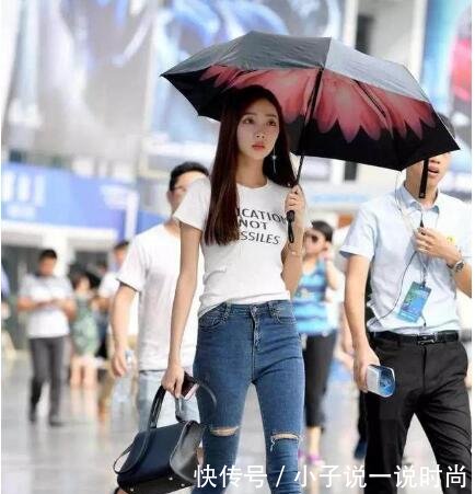 气质小姐姐紧身裤尽显完美身材，隔着屏幕都是女人味