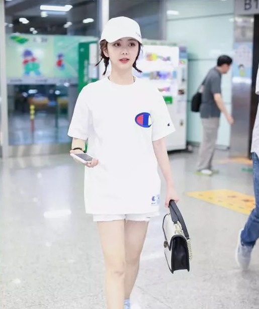 两个小揪揪的唐艺昕看起来最多18！