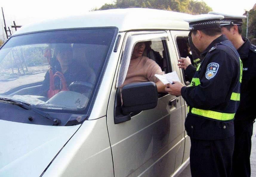 交警:遇到这种车赶紧闪，已祸害多人!崔永元质问:为啥不严管?