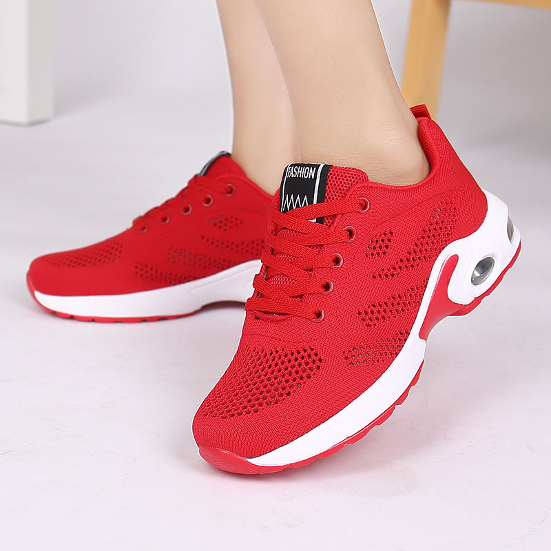 别再傻傻穿磨脚的高跟鞋了，女神都在穿运动鞋，舒适柔软逛街必备