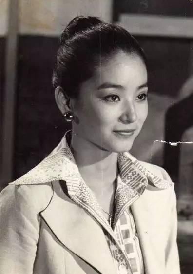  「合照」林青霞的穿搭，时髦了40年，网友：和胡因梦合照的那套，真不错