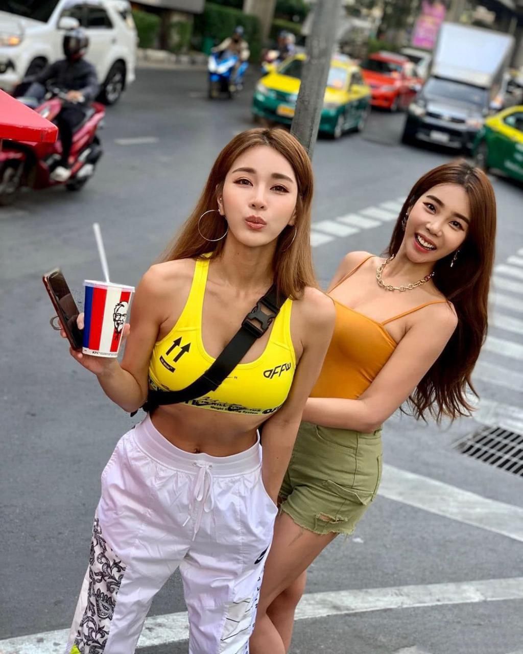  皮肤|泰国街头的活力姐妹花,小麦色皮肤是不是你们的最爱