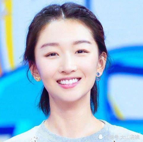 一直以为周冬雨就是干瘦，直到她穿这条露肩裙，肌肉藏不住了