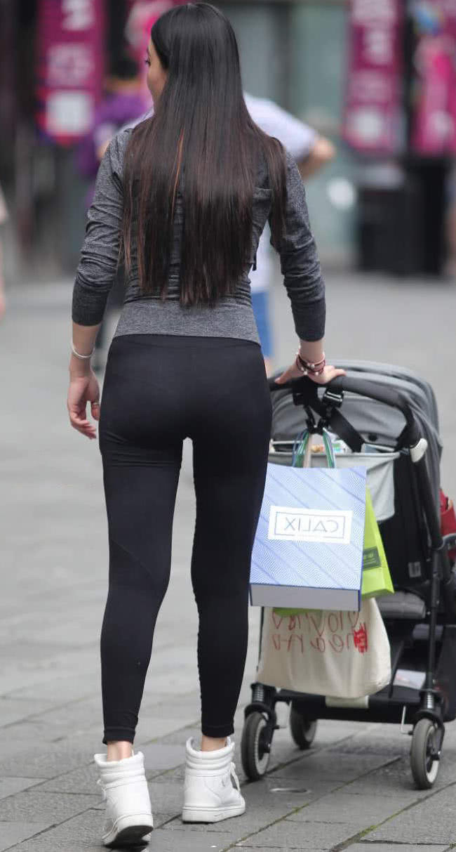 时尚辣妈带娃逛街，黑色紧身裤裹出曼妙身姿，俏皮的一点很是吸睛