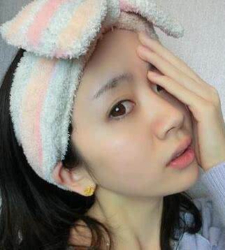 52岁大妈皮肤像20岁,睡前含维生素C丰富的食物,皮肤水嫩