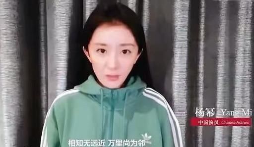  『打伞』孙俪拍《甄嬛传》时28岁，齐耳短发的她自己打伞为工作人员切蛋糕