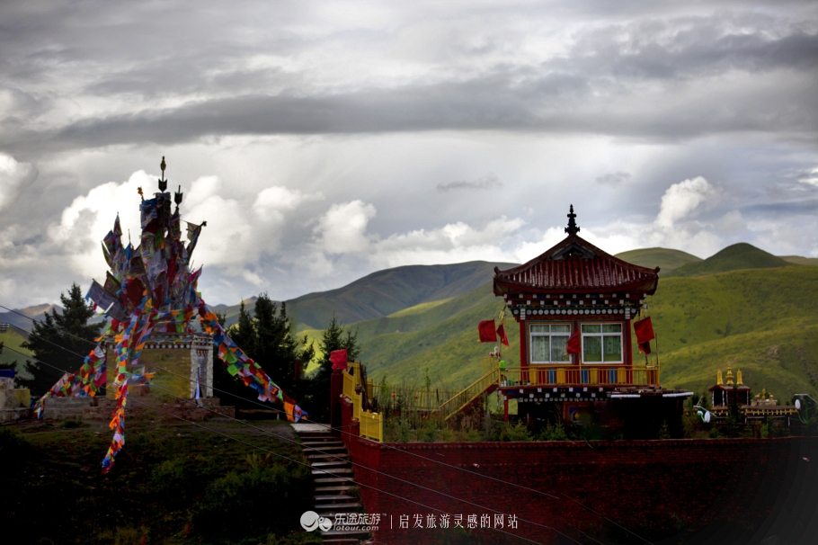 色达佛学院:小木屋磊叠出世上最大的佛学院