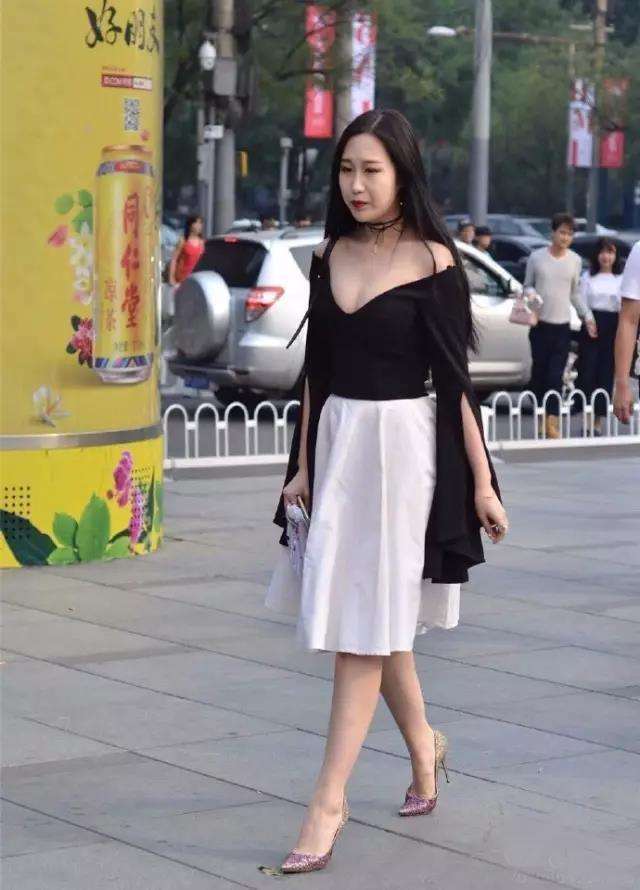 街拍：穿着性感身姿柔韧的小姐姐，身材火辣很有气场！