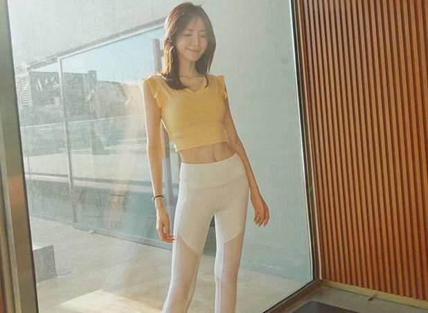 街拍:身材匀称的打底裤小姐姐,干净素雅,好看又时尚