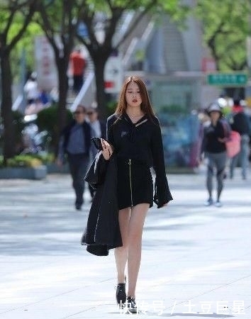 「黑纱」路人街拍,黑纱长裙让姑娘看起来浪漫又神秘