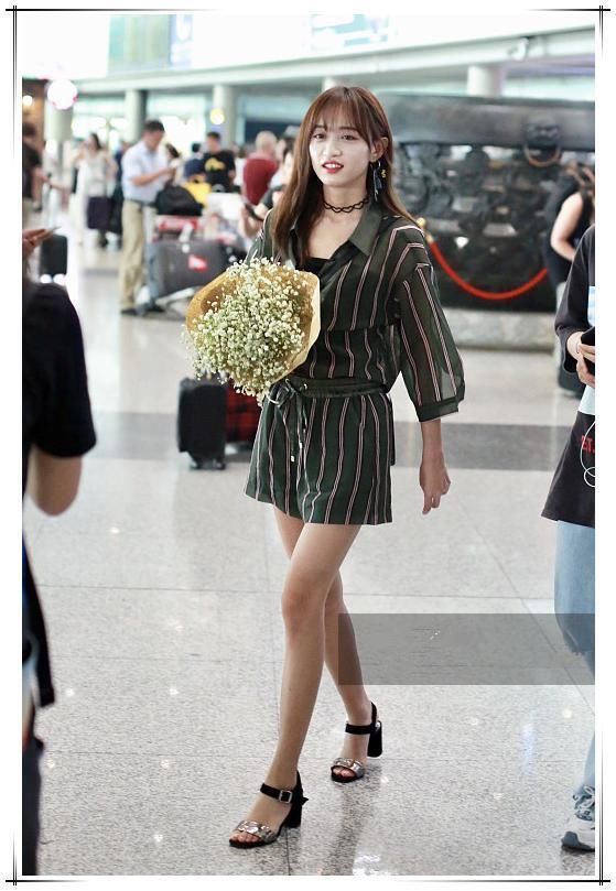 当窦靖童穿竖条纹衫撞上黄婷婷，才知道真女人和假小子差距有多大