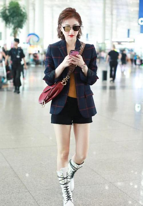 景甜这鞋子真是绝了,脚上绑了两块“豆腐”,解开都要花一个小时吧