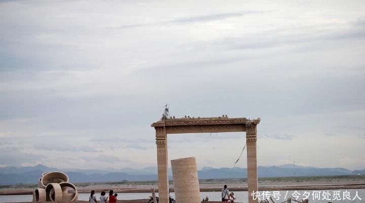 泰国遭遇十年一遇干旱 被水库淹没的寺庙“重见天日”（组图）