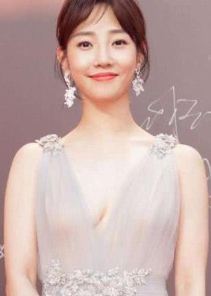 白百何登台献唱，裙子都快开到腰上了，黑礼服、大白腿赚足眼球