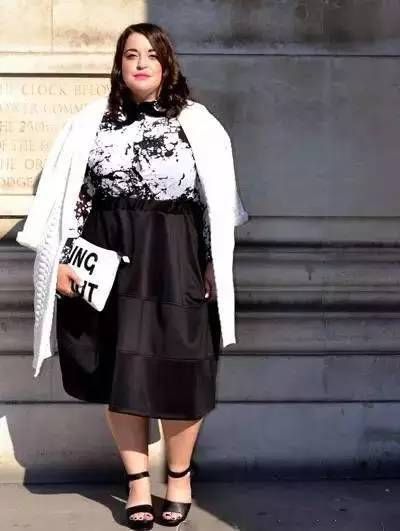 她很胖，但是她却把衣服穿的如此漂亮!