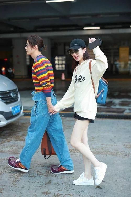 戚薇夫妇太潮了，能跟他们媲美的，估计只有冉莹颖了吧?