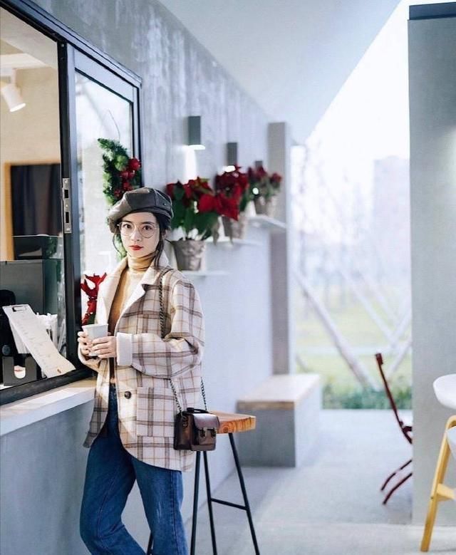 \＂i0\＂: \＂抹胸裙该怎么搭配穿\＂}＂时尚博主三木的春季穿搭,干净的纯色也能穿出高级感,优雅又气质