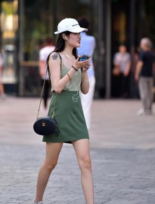  #艳若桃李#潮范儿女神来了，街拍：艳若桃李的美女，一件一字肩上衣配浅色牛仔裤，青春活力范
