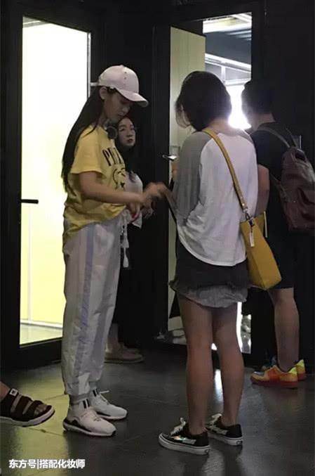 杨超越穿长裤了，真的是难得一见，终于不秀大长腿了？