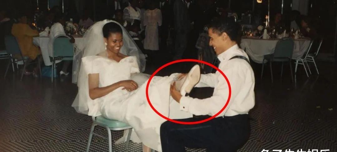  【奥巴马】奥巴马28年前结婚好柔情，跪在地上给妻子捏脚，把米歇尔宠上了天